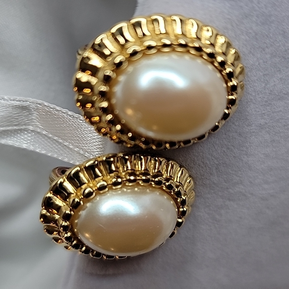 Vintage Faux Pearl Gold tone Monet Clip on earrings - Picture 4 of 16